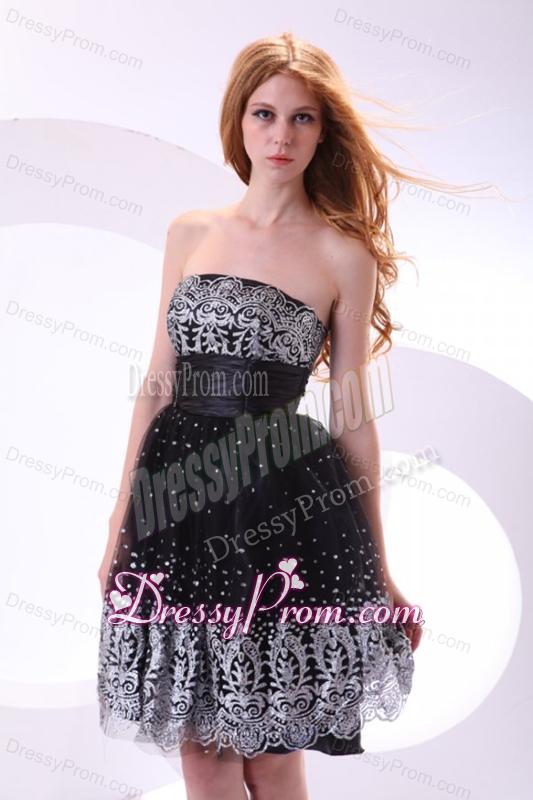Elegant Black A-line Strapless Mini-length Tulle Prom Dress with Appliques