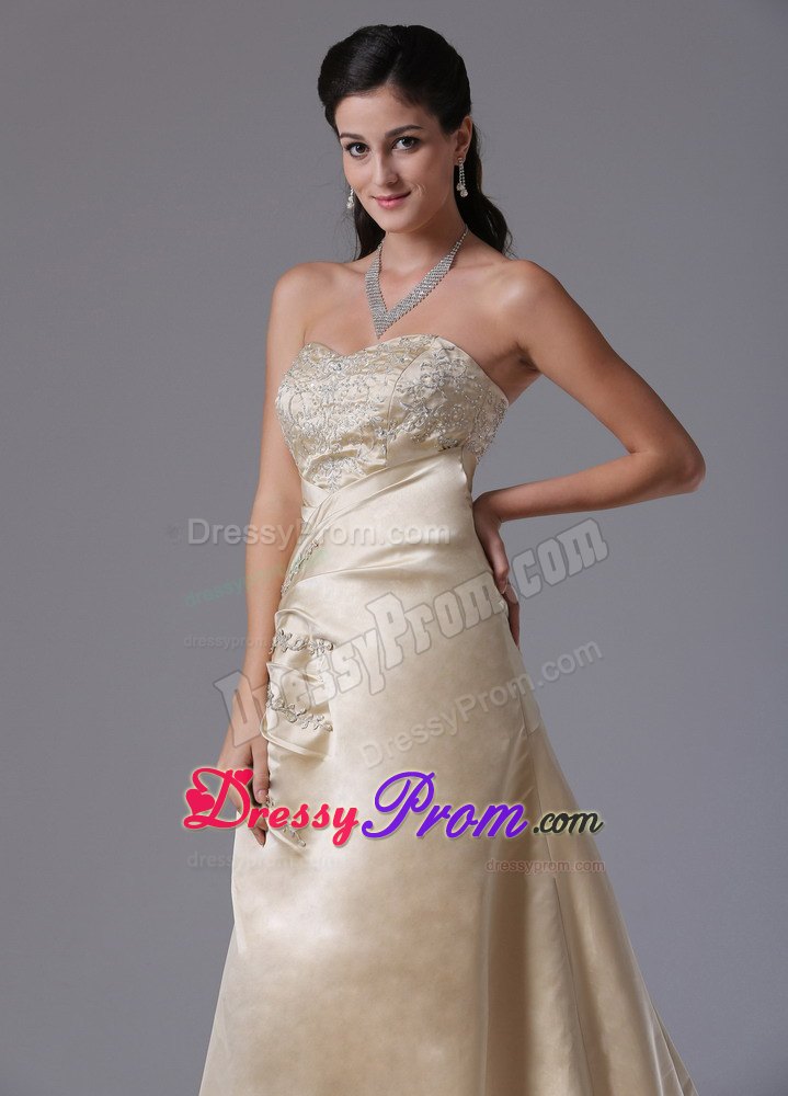 Fashionable Lace-up Appliques Satin Prom Dress Sweetheart Brush Train