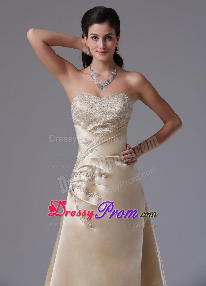 Fashionable Lace-up Appliques Satin Prom Dress Sweetheart Brush Train