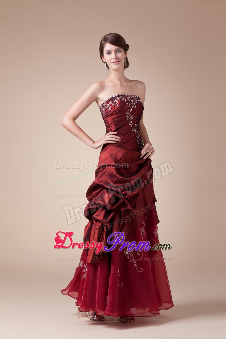 Embroidery and Ruches Accent Long Prom Gown Dresses in Wine Red