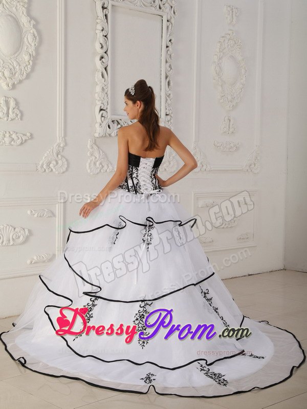 Sweetheart Floor-length Ball Gown Quinceanera Dress in White and black
