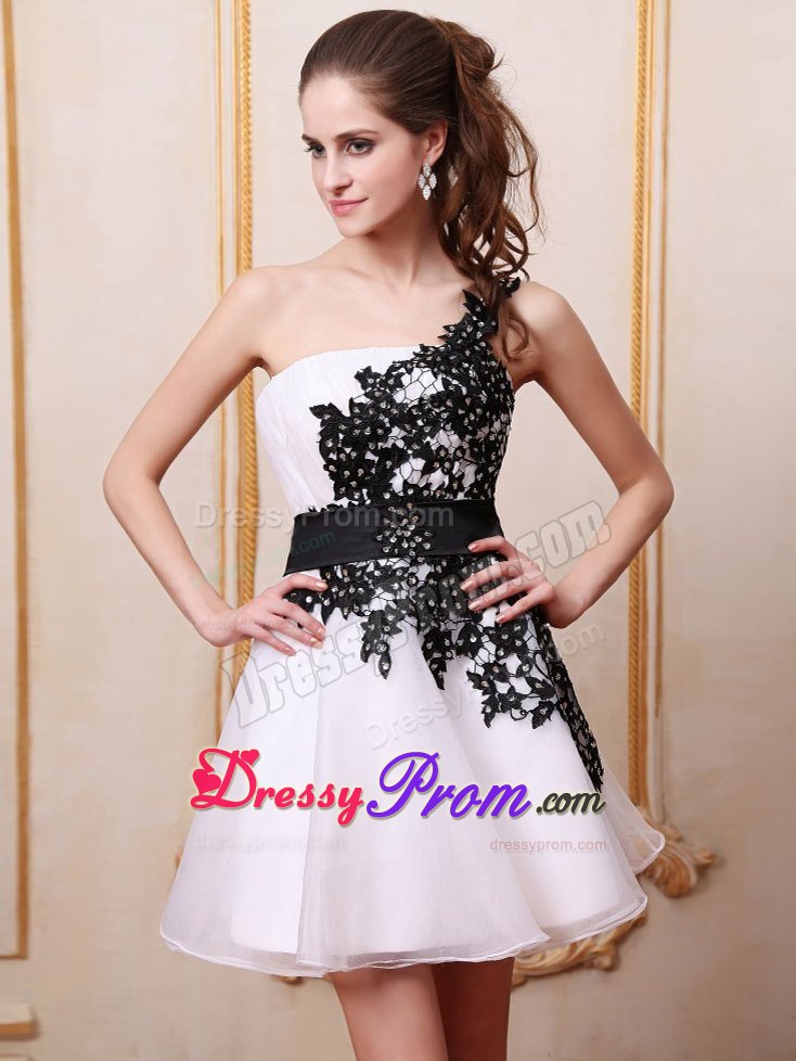 Mini-length One Shoulder White Prom Dress With Black Appliques