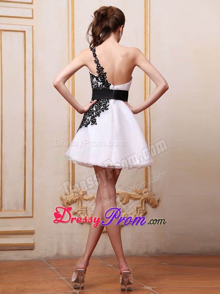 Mini-length One Shoulder White Prom Dress With Black Appliques