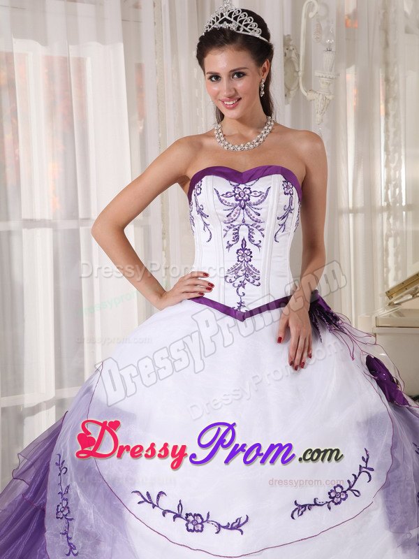 Sweetheart White and Purple Dresses For a Quince with Embroidery