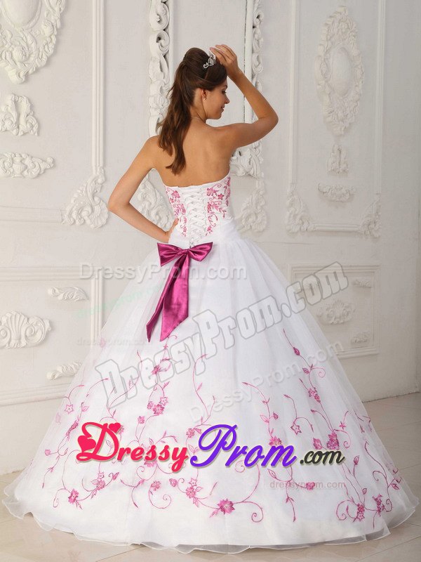 Sweetheart Embroidery White Ball Gown Dresses For 15 in Markham