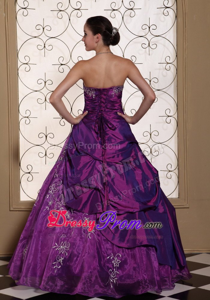 Sleeveless Eggplant Purple Dresses For 15 with Embroidery and Pick-up