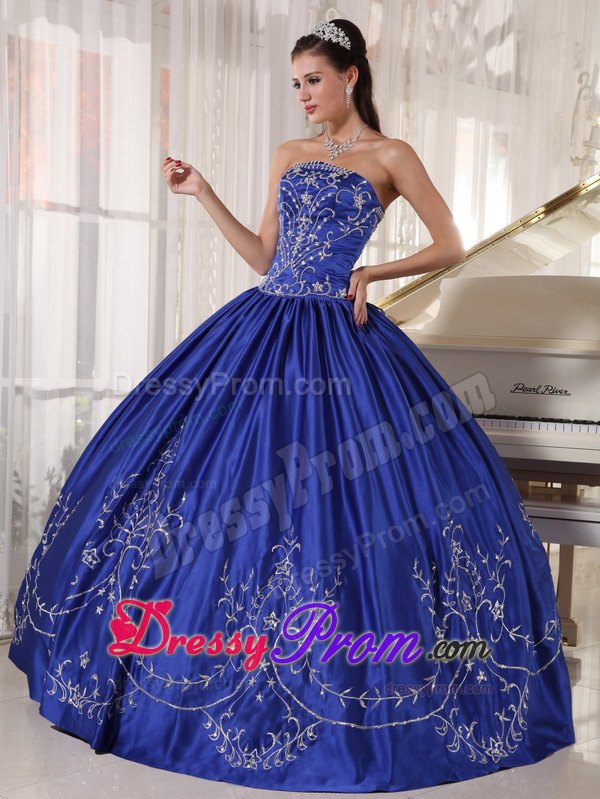 Strapless Pleated Dresses for Quinceanera with Embroidery in Royal Blue