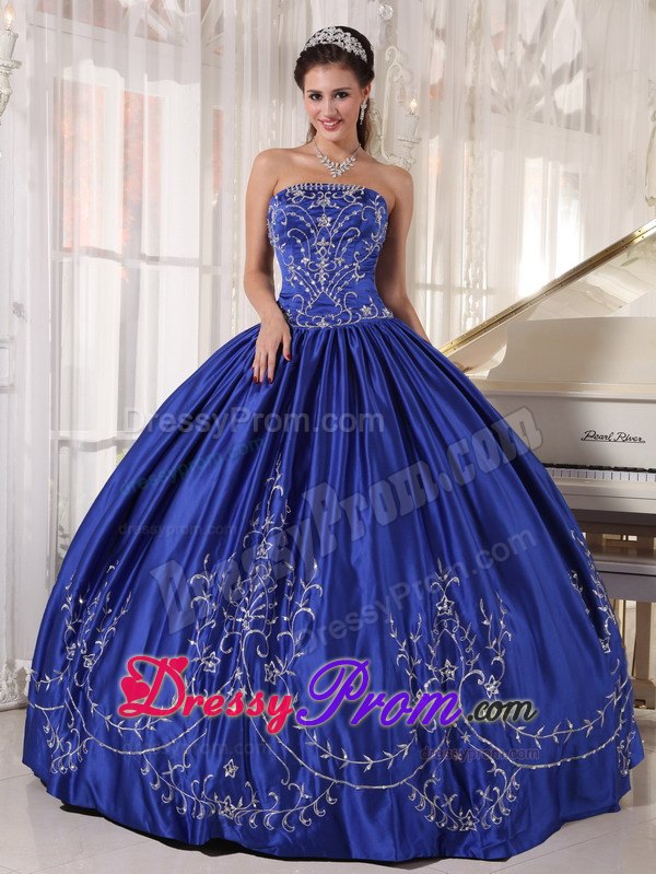 Strapless Pleated Dresses for Quinceanera with Embroidery in Royal Blue