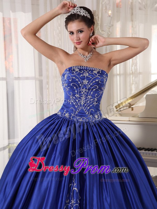 Strapless Pleated Dresses for Quinceanera with Embroidery in Royal Blue