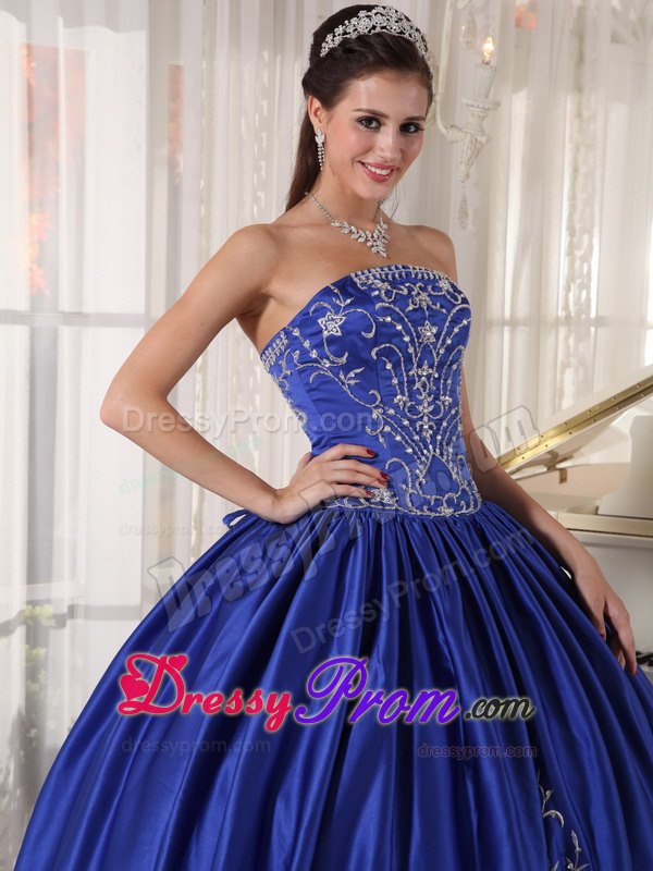 Strapless Pleated Dresses for Quinceanera with Embroidery in Royal Blue