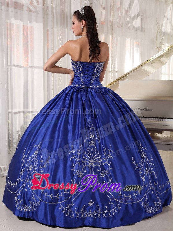 Strapless Pleated Dresses for Quinceanera with Embroidery in Royal Blue