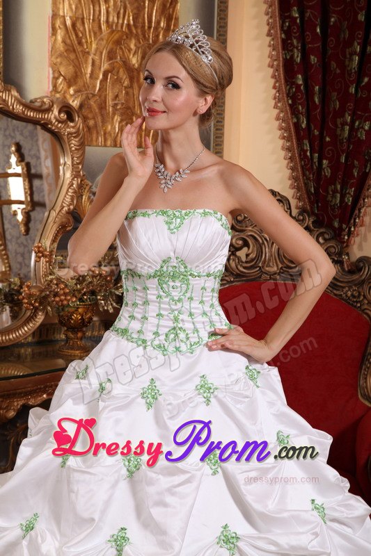 Pick-ups Appliques White Taffeta Ruching Dresses for Quinceanera