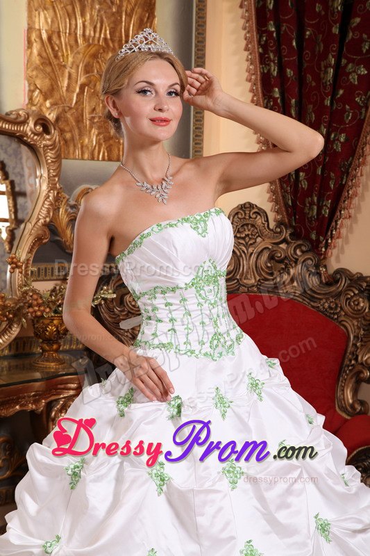 Pick-ups Appliques White Taffeta Ruching Dresses for Quinceanera