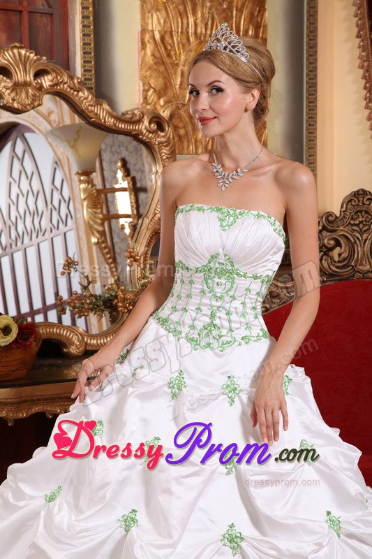 Pick-ups Appliques White Taffeta Ruching Dresses for Quinceanera