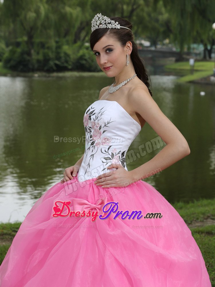 Embroidery Rose Pink and White Organza Bowknot Quinceanera Dress