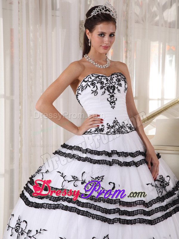 Sweetheart Embroidery White and Black Layered Tulle Quinceanera Dress