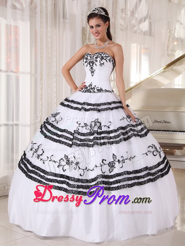 Sweetheart Embroidery White and Black Layered Tulle Quinceanera Dress