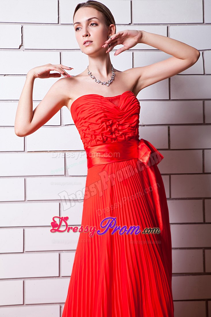 Red Column Strapless Pleated Prom Dress with Bowknot Brush Train