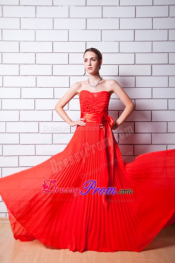 Red Column Strapless Pleated Prom Dress with Bowknot Brush Train