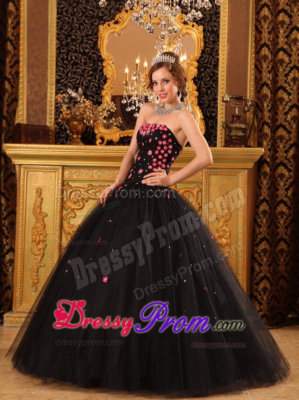 Black Strapless Tulle Floor-length Quinceanera Gown with Appliques