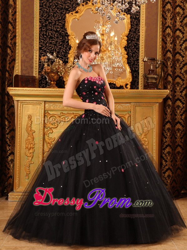 Black Strapless Tulle Floor-length Quinceanera Gown with Appliques