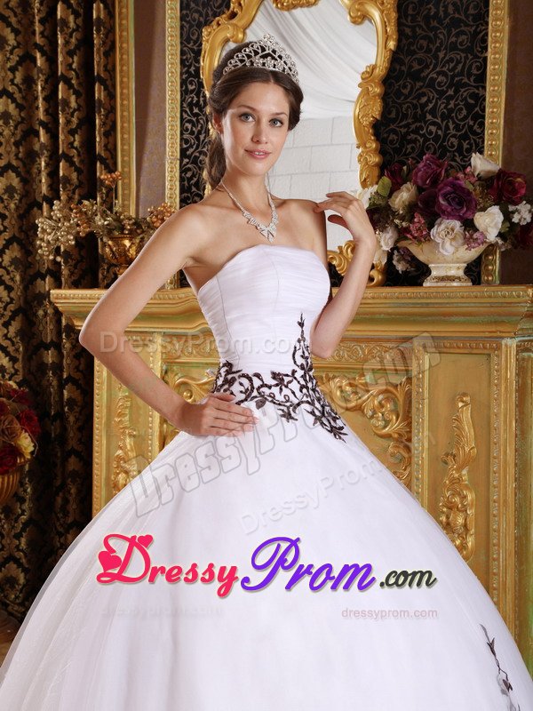 Inexpensive Strapless White Dress for Sweet 16 with Embroidery