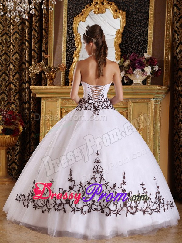 Inexpensive Strapless White Dress for Sweet 16 with Embroidery
