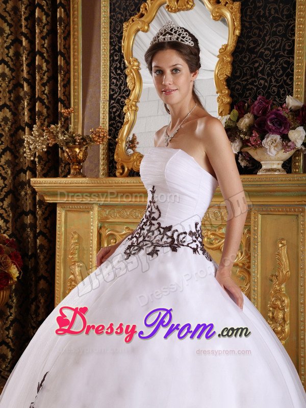 Inexpensive Strapless White Dress for Sweet 16 with Embroidery