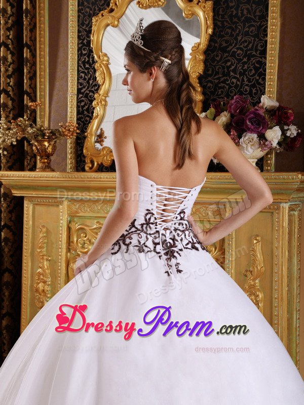 Inexpensive Strapless White Dress for Sweet 16 with Embroidery