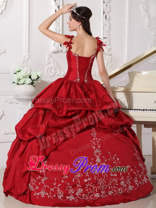 Straps Embroidery Beaded Quinceanera Party Dress with Pick Ups