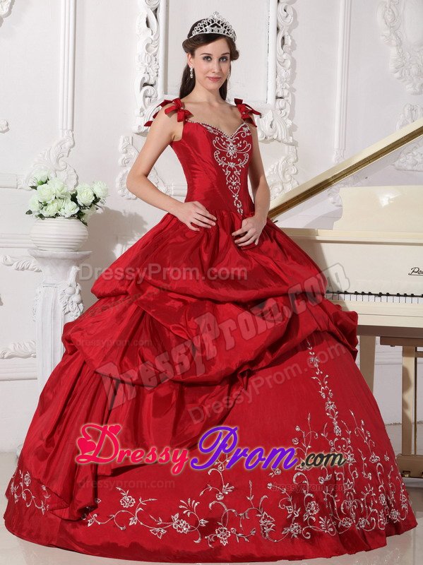 Straps Embroidery Beaded Quinceanera Party Dress with Pick Ups