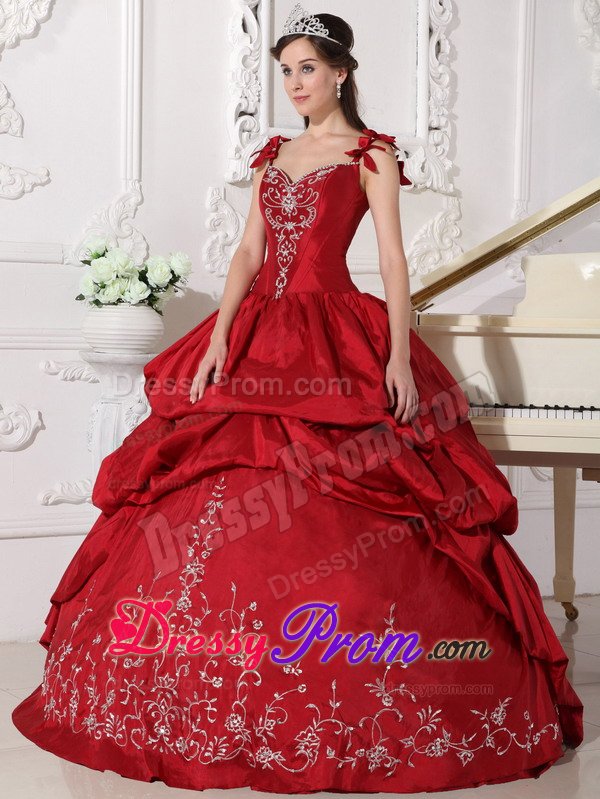 Straps Embroidery Beaded Quinceanera Party Dress with Pick Ups