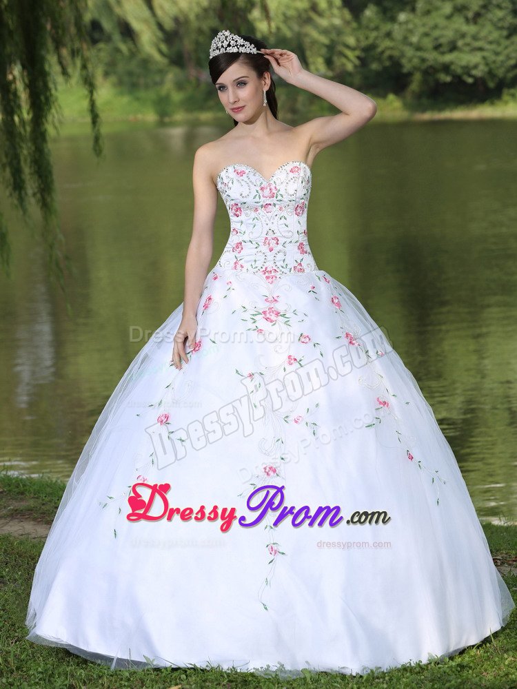 Trendy Sweetheart Floral Appliqued White Quinceanera Dresses