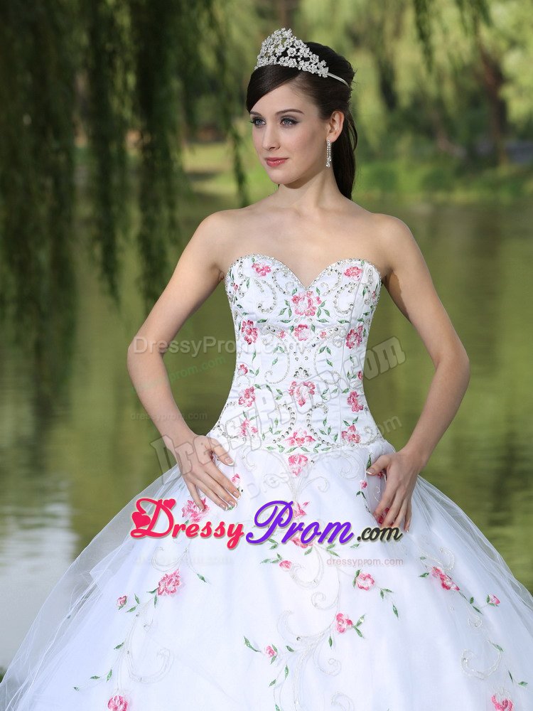 Trendy Sweetheart Floral Appliqued White Quinceanera Dresses