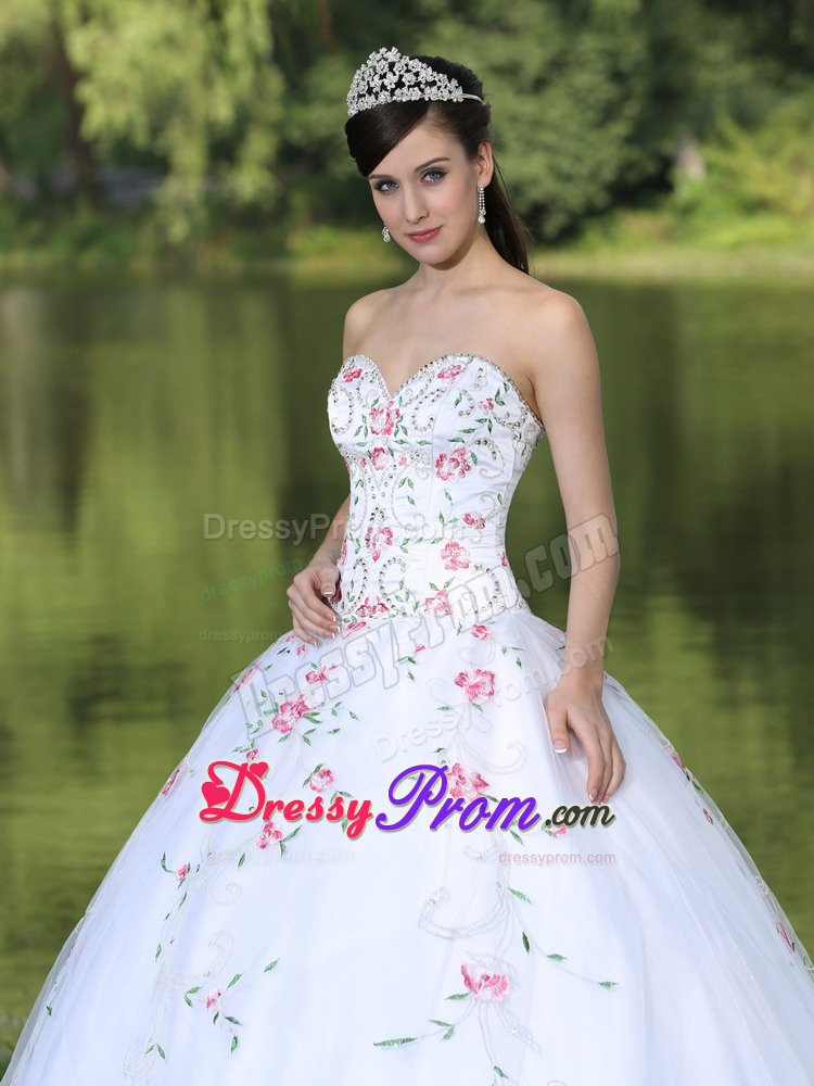 Trendy Sweetheart Floral Appliqued White Quinceanera Dresses
