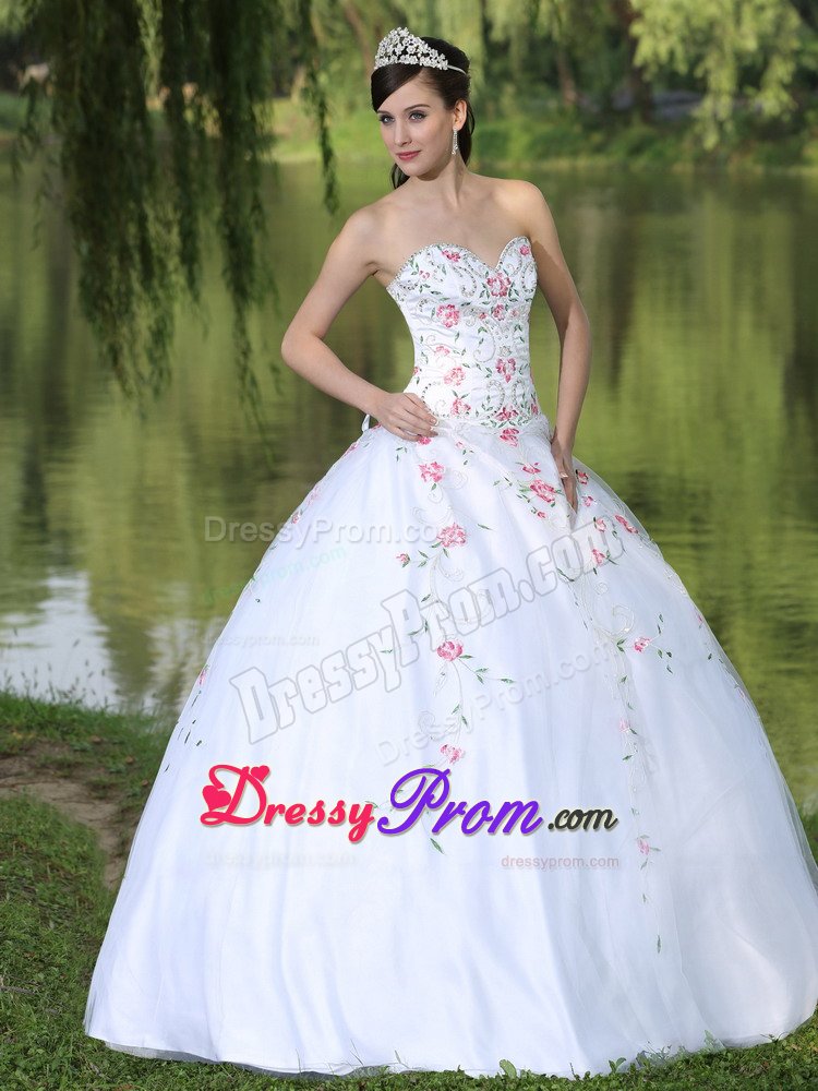 Trendy Sweetheart Floral Appliqued White Quinceanera Dresses