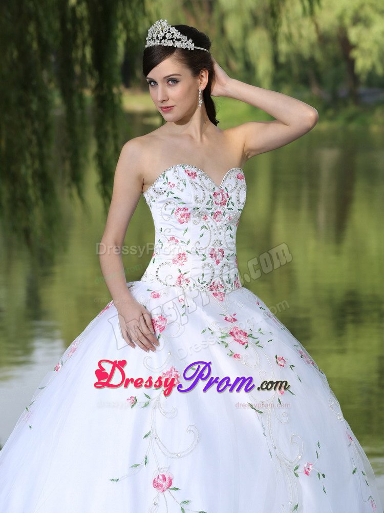 Trendy Sweetheart Floral Appliqued White Quinceanera Dresses