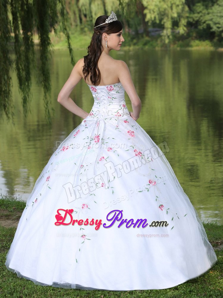 Trendy Sweetheart Floral Appliqued White Quinceanera Dresses