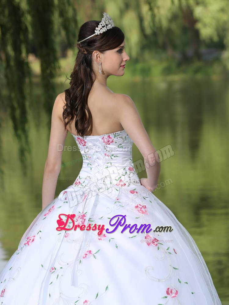 Trendy Sweetheart Floral Appliqued White Quinceanera Dresses