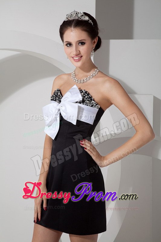 Bowknot and Beading Accent Prom Little Black Dress of Mini Length