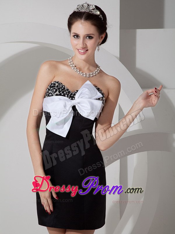 Bowknot and Beading Accent Prom Little Black Dress of Mini Length