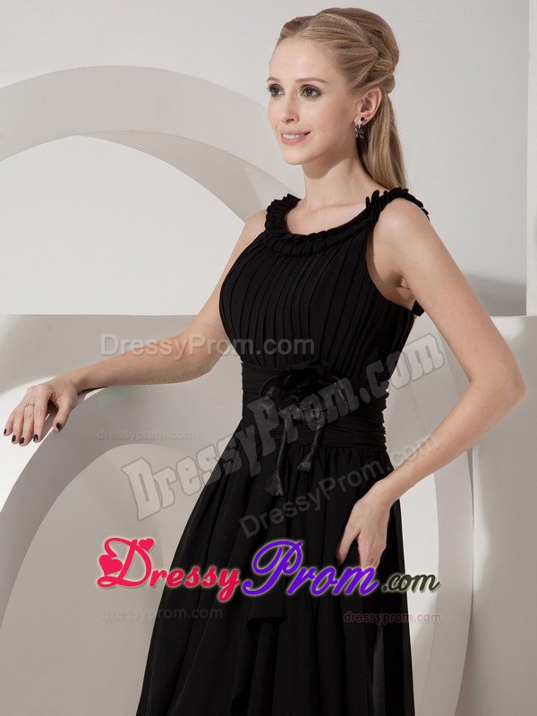 Elegant Empire Scoop Neck Ruched Little Black Dress with Flower