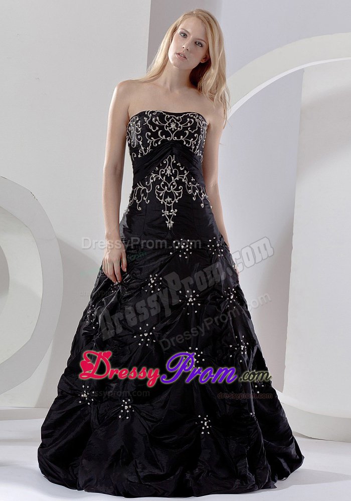 2013 Trendy A-line Embroidery Beaded Black Prom Dress On Sale