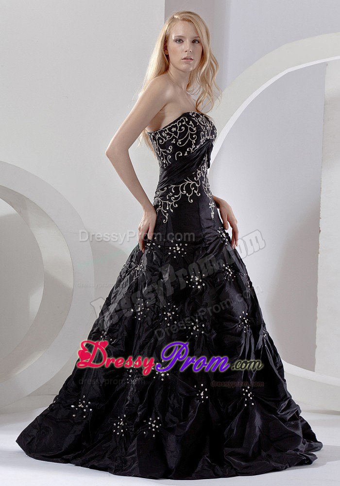 2013 Trendy A-line Embroidery Beaded Black Prom Dress On Sale