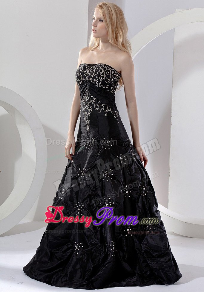2013 Trendy A-line Embroidery Beaded Black Prom Dress On Sale