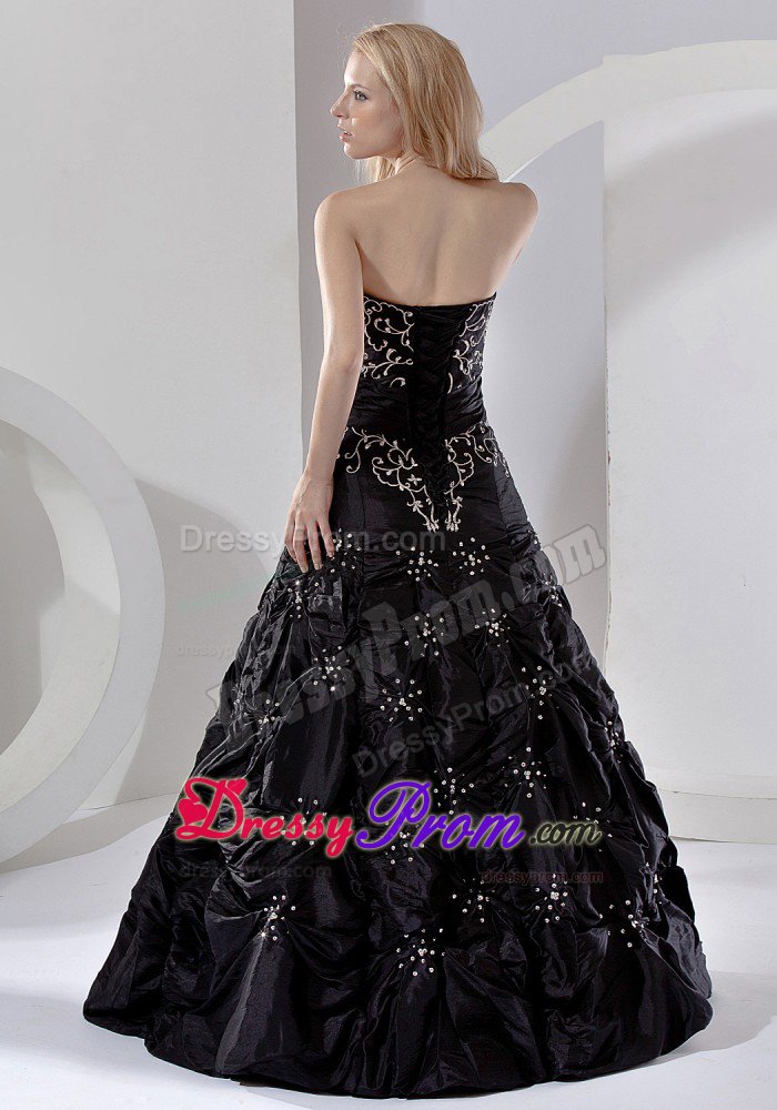 2013 Trendy A-line Embroidery Beaded Black Prom Dress On Sale
