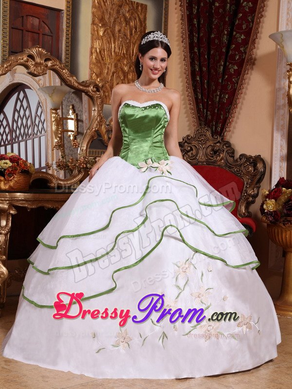 Spring Green and White Organza Quinces Dresses with Embroidery