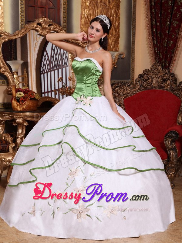 Spring Green and White Organza Quinces Dresses with Embroidery
