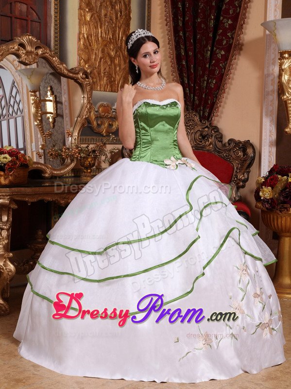 Spring Green and White Organza Quinces Dresses with Embroidery