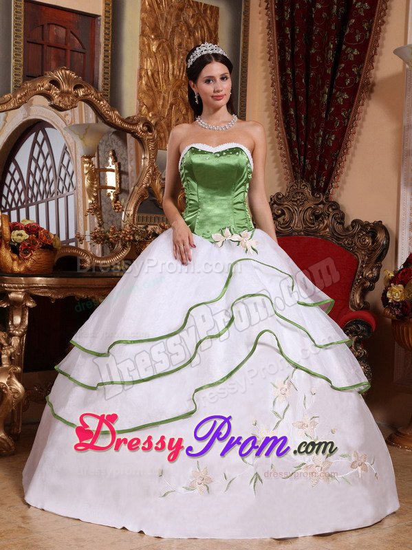 Spring Green and White Organza Quinces Dresses with Embroidery
